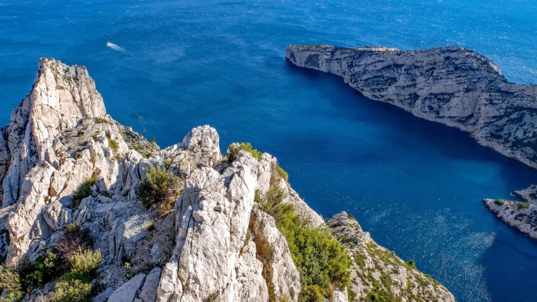 Vue aérienne du voilier au mouillage dans une calanque